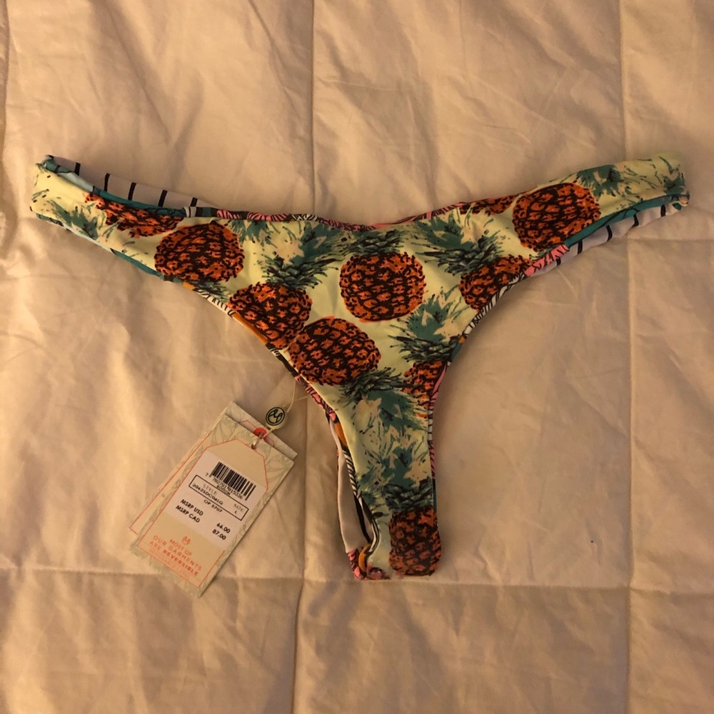 MAAJI NWT cheeky bikini bottom sz; L